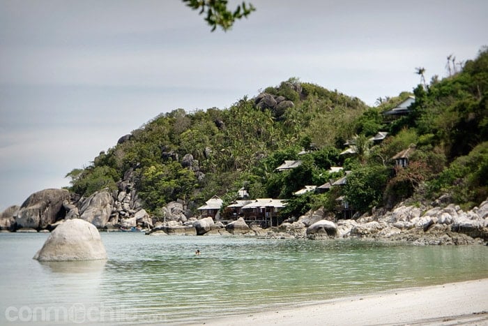 Los bungalows encaramados en la montaña vistos desde la playa de Thian Og bay