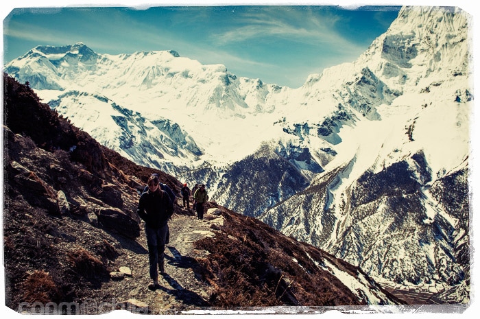 Subiendo bajo la atenta mirada del Annapurna IV