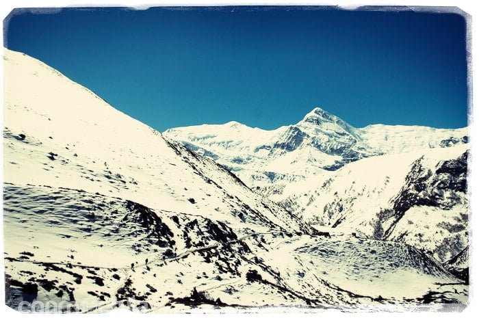 Nuestro camino entre montañas nevadas