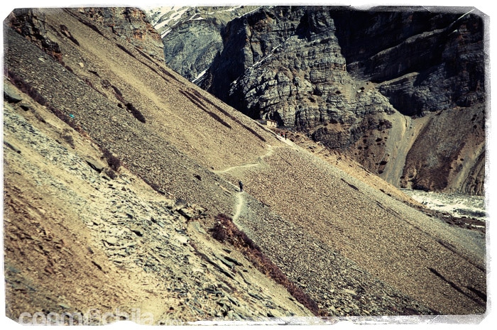 Y otro por la ladera de una de las montañas con piedras deslizándose de vez en cuando