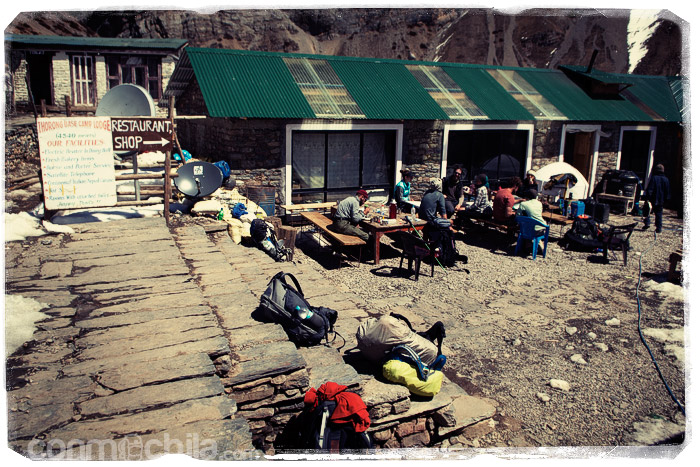 Comiendo junto a otros trekkers