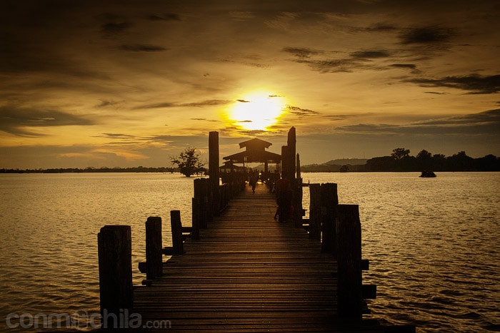 Atardecer sobre el puente de teka más largo del mundo