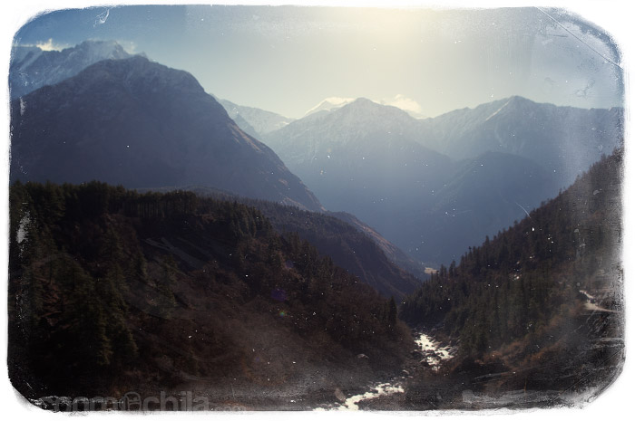 Vistas del río entre montañas