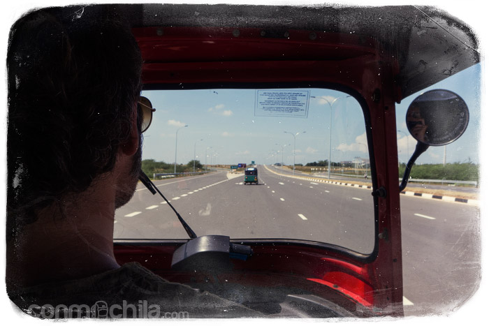 Yendo a Tangalle por la autopista (y con tuk-tuk)