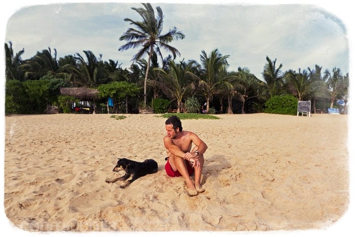 Toni tomando el sol con su amigo