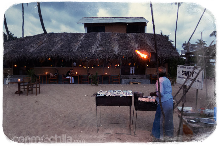 El señor que preparaba la parrilla para la cena