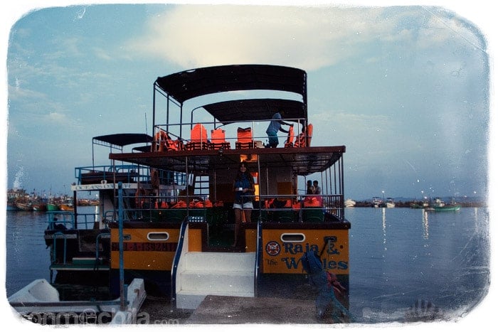 Tomando un café en el barco de Raja & the Wales