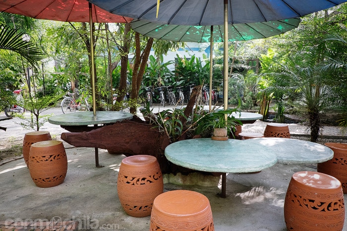 Mesas en el jardín para desayunar o tomarte una cerveza
