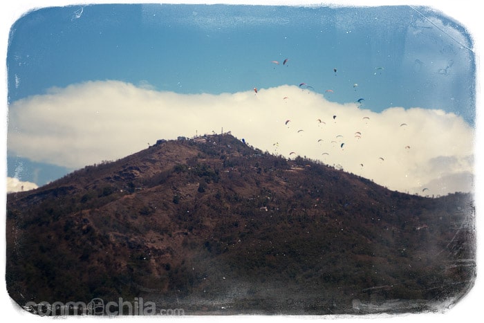 La gente haciendo parapente