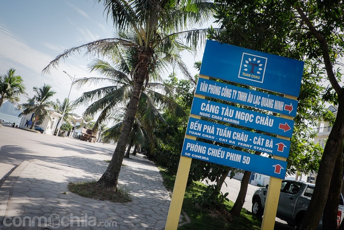 Cartel con información del ferry en el puerto