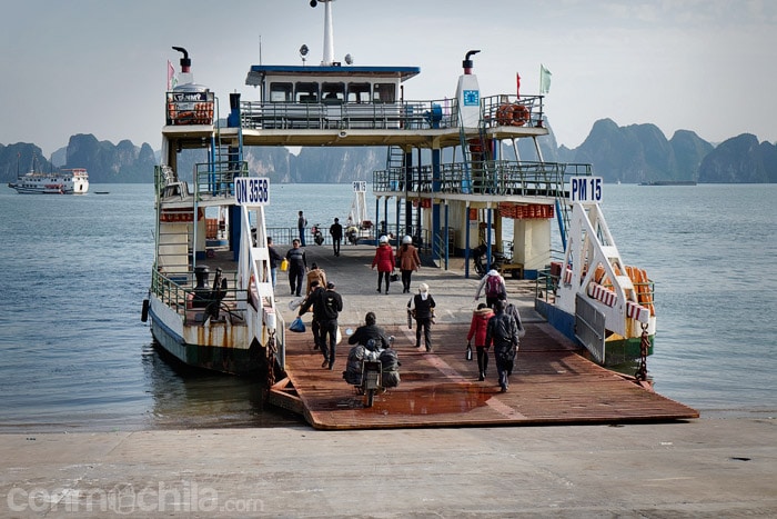 Subiendo la moto al ferry