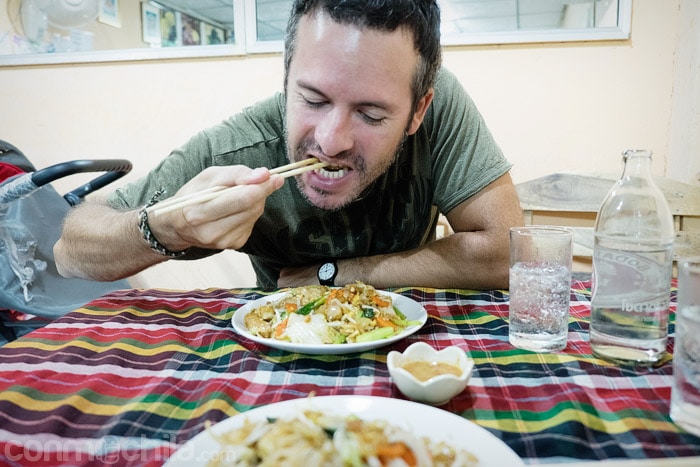 Toni devorando el pad thai