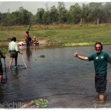Cruzando un pequeño río en nuestro safari a pie