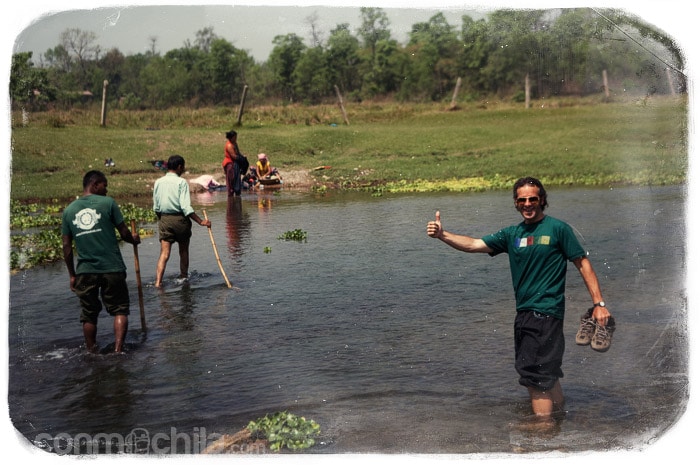 Cruzando un pequeño río en nuestro safari a pie