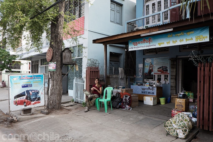 Esperando al bus en Mandalay