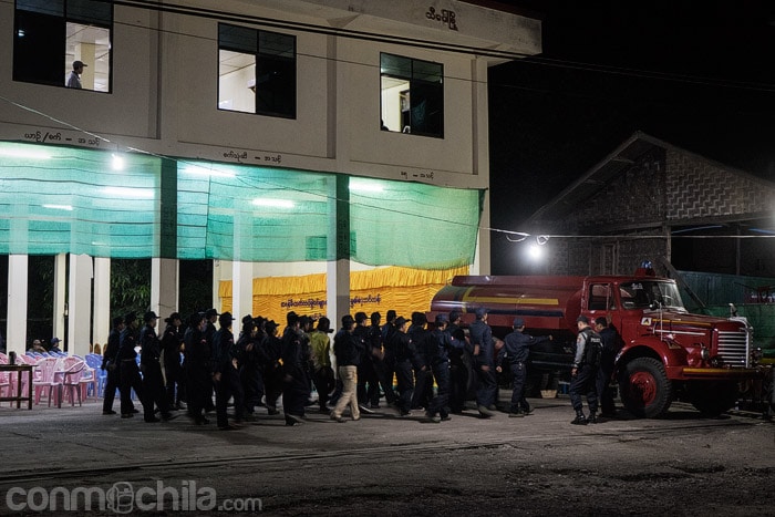 Los bomberos haciendo la instrucción
