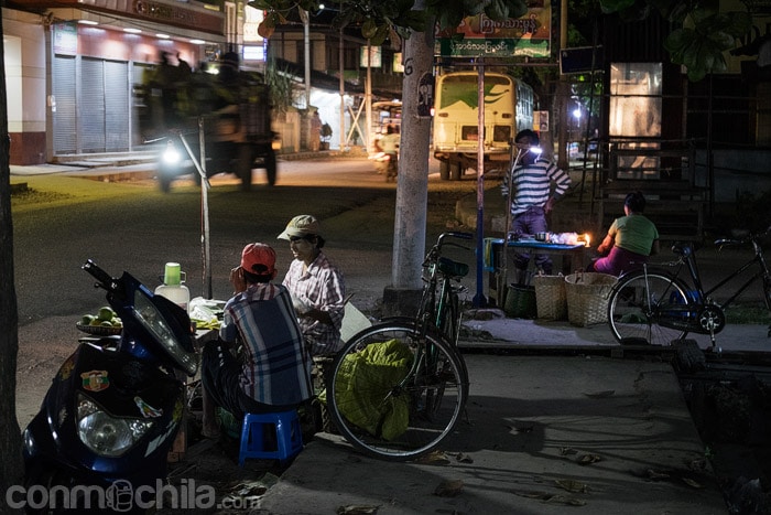 Puesto callejero en Hsipaw
