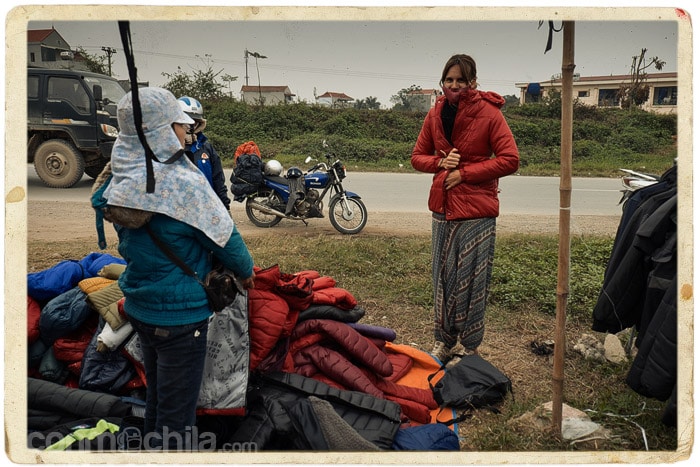 Probándonos chaquetas a la salida de Hanoi