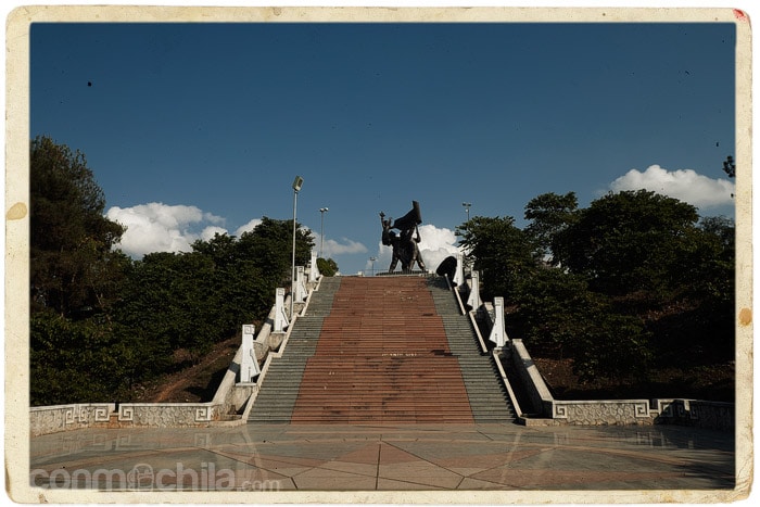 Subiendo las escaleras hasta el monumento