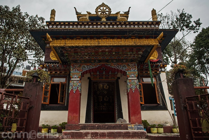 Templo de camino al lago