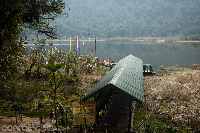 El pequeño puente que conduce al borde del lago