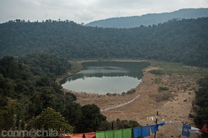 El lago desde el mirador de la montaña