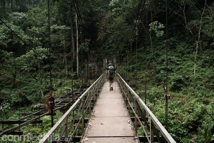 Toni cruzando un puente