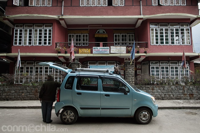 A punto de subir al coche que nos llegaría de vuelta a Pelling