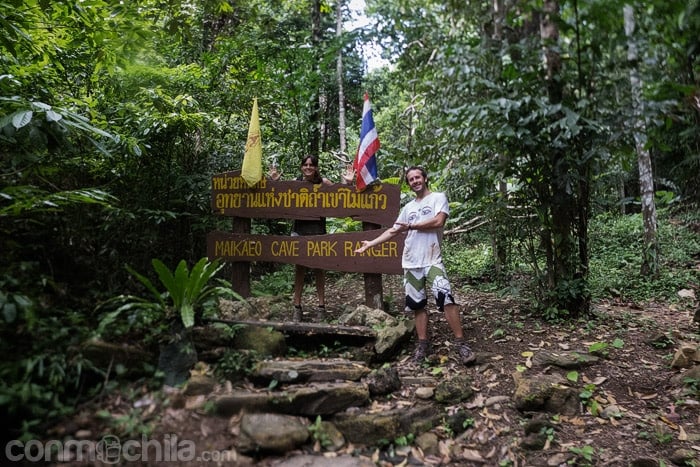 La foto de rigor con la señal de las cuevas Khao Mai Kaew