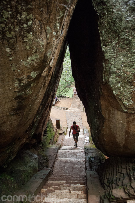 Cruzando entre rocas