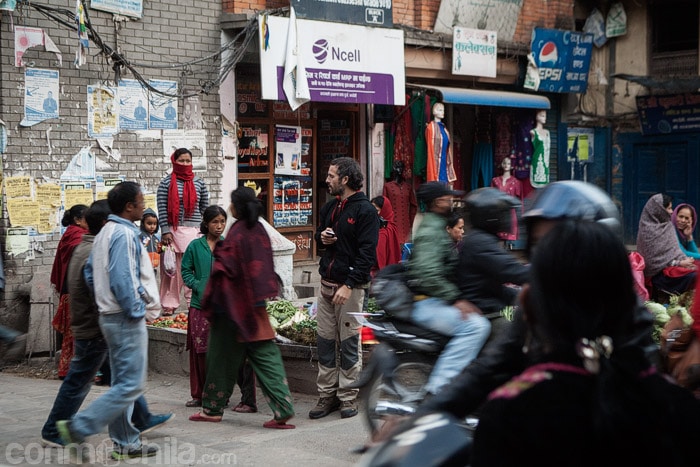 Saliendo de la tienda donde compramos la tarjeta SIM con internet en Nepal