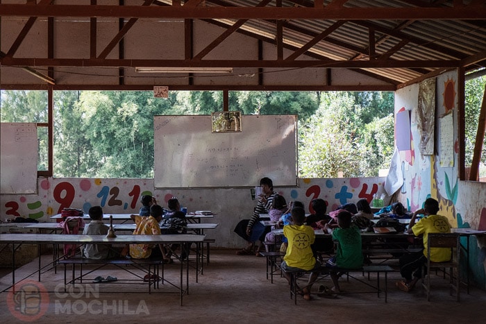 Los niños en clase atendiendo al profesor