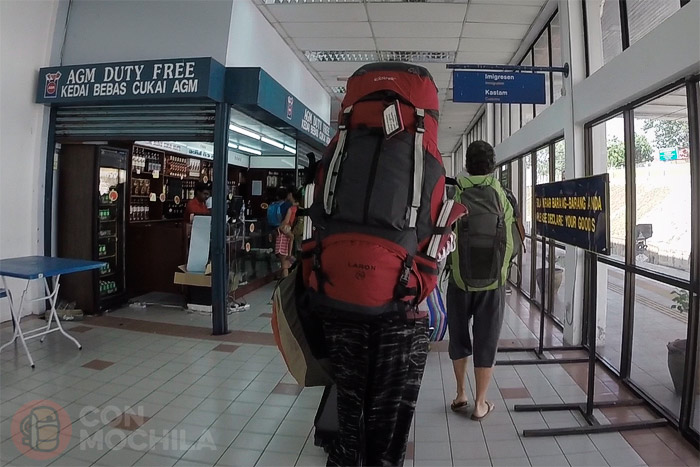 Llegando a la zona de inmigración de Malasia
