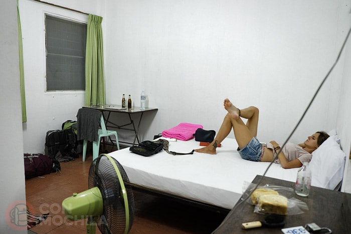 La simple y "decorada" habitación
