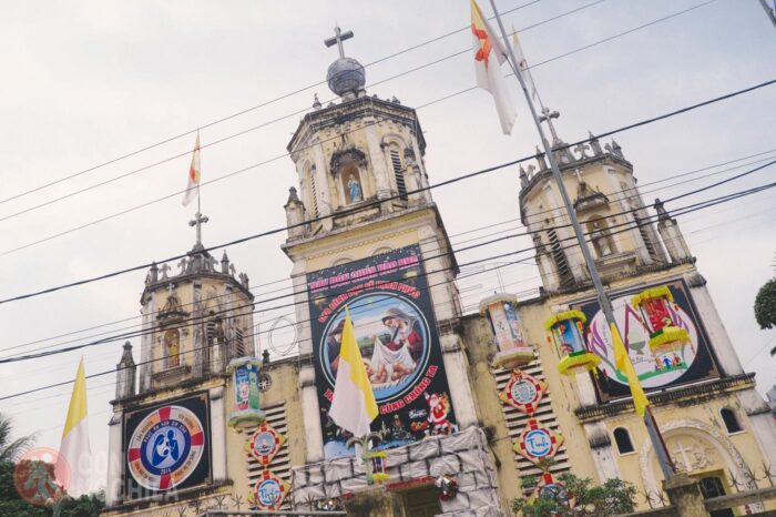 Adornos en la iglesia el día de Navidad