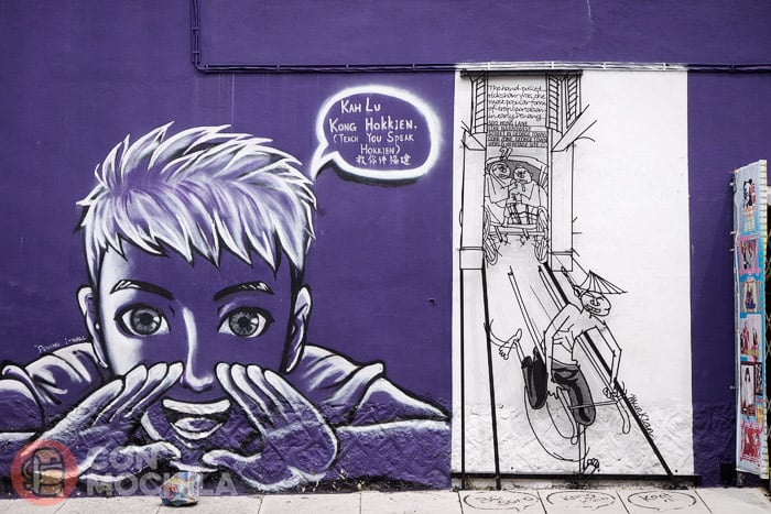 Otra escultua junto a un graffiti
