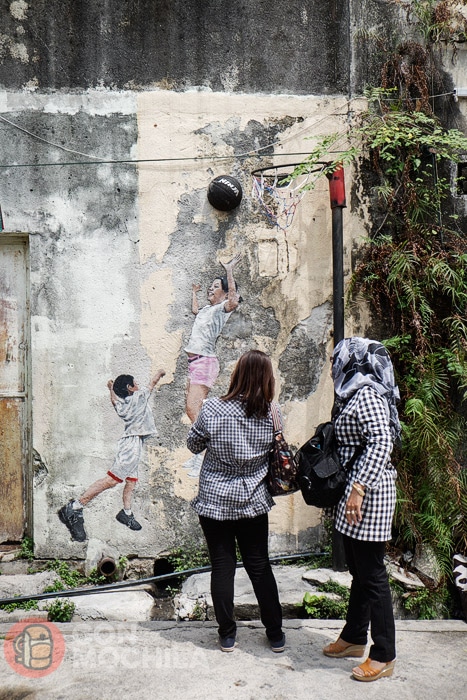Niños jugando a basket