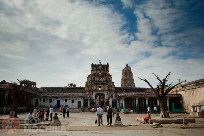 El patio con otro templo al fondo