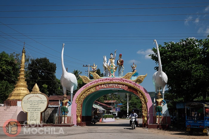 Entrada al camino que lleva al Buda
