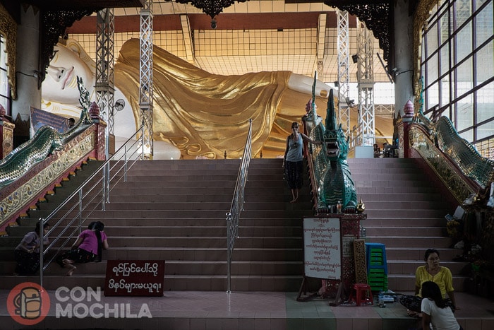 Las escaleras que suben a la imagen