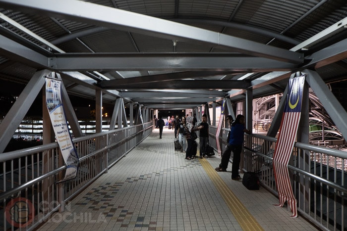 La pasarela que nos lleva a la estación