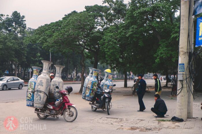 Lo que son capaces de transportar los vietnamitas en una moto...