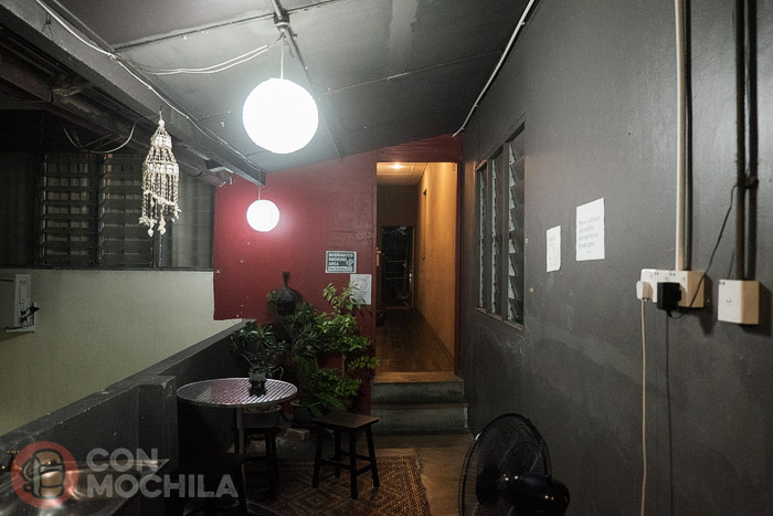 Terraza interior con acceso a las duchas