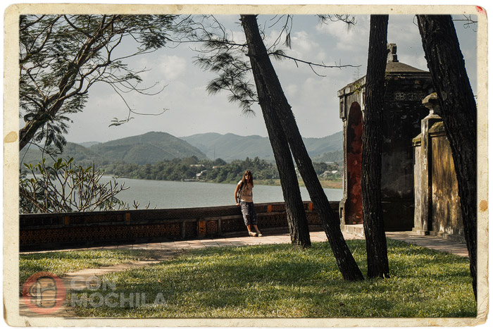 Jardines con el río Perfume de fondo