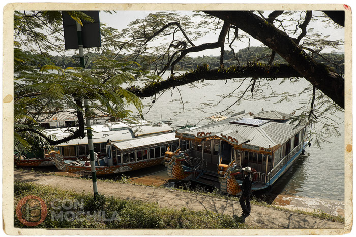 Barcas para turistas en el río