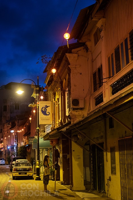 Otra calle con sus farolillos