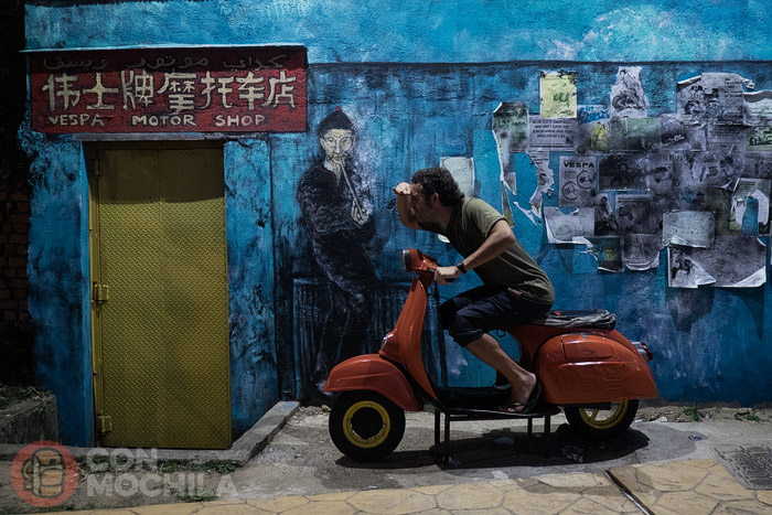 Toni con la vespa