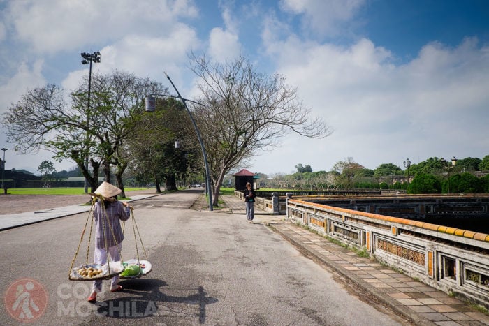 Último vistazo a la guía antes de entrar a la Ciudadela de Hué