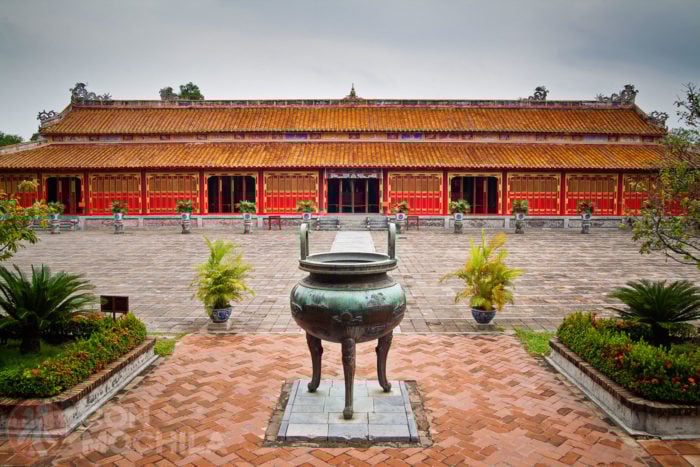 Vista de la urna central dinástica, el Templo de To Mieu al fondo