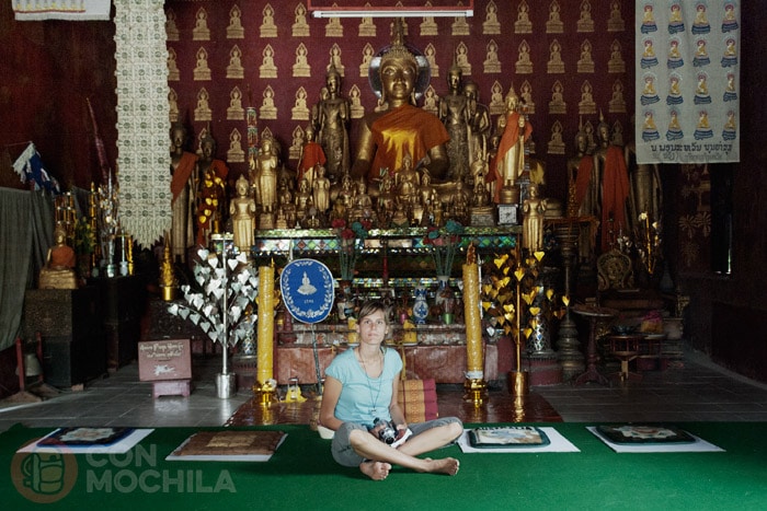 En el interior de unos de los templos de Luang Prabang